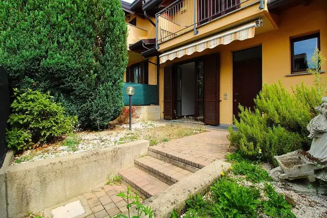 Terraced house in Via Alessandro Manzoni, Guanzate - Photo 1