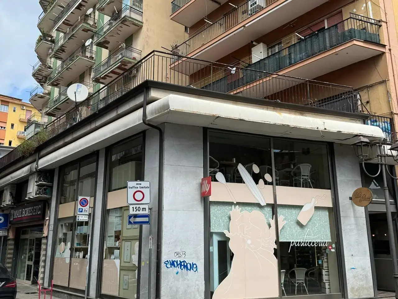 Negozio in Via Luigi Pastore N.10, Battipaglia, {3} - Foto 1