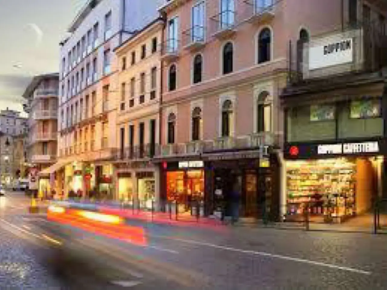 Negozio in Treviso - Piazza Borsa, 1, Treviso, {3} - Foto 1