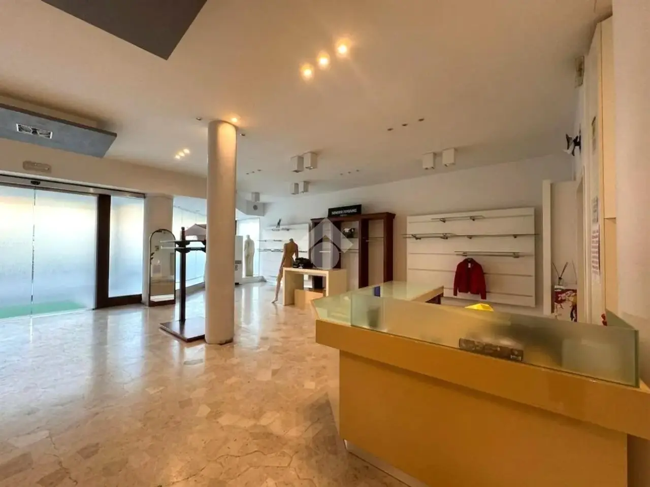 Negozio in Viale dei Colli Euganei 69, Battaglia Terme, {3} - Foto 1