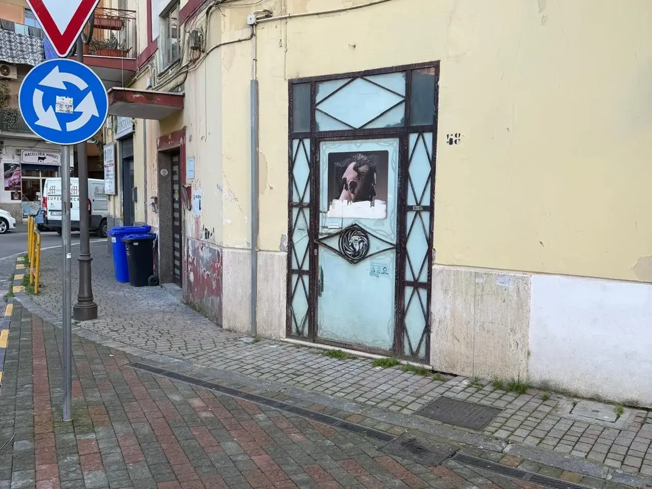 Negozio in Piazza San Francesco 58, Battipaglia, {3} - Foto 1