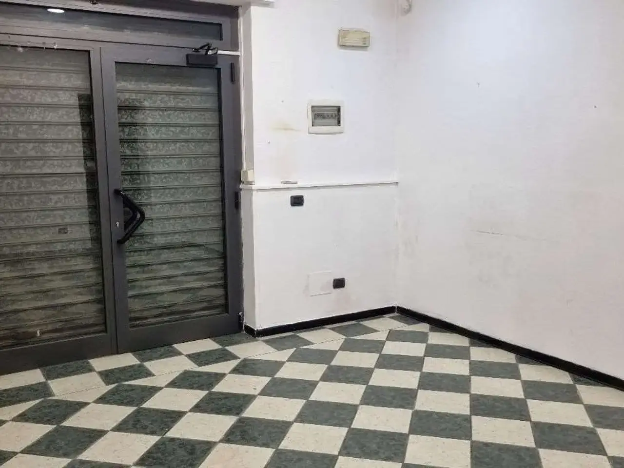 Negozio in Via Cesare Battisti 77, Carugate, {3} - Foto 2