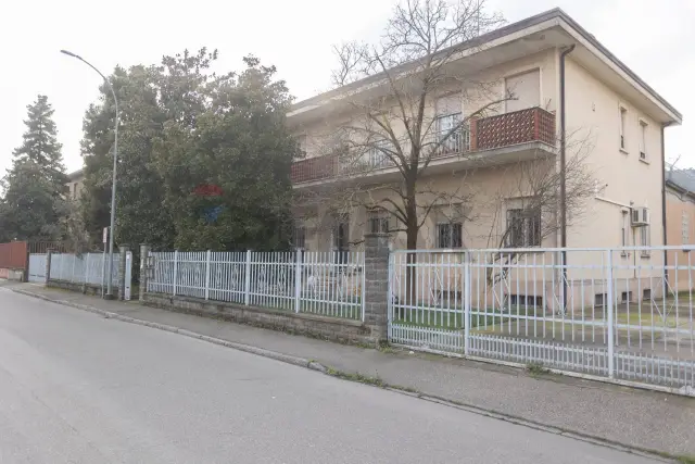 Negozi in vendita a Caorsana - Stazione - Le Mose, Piacenza  Wikicasa
