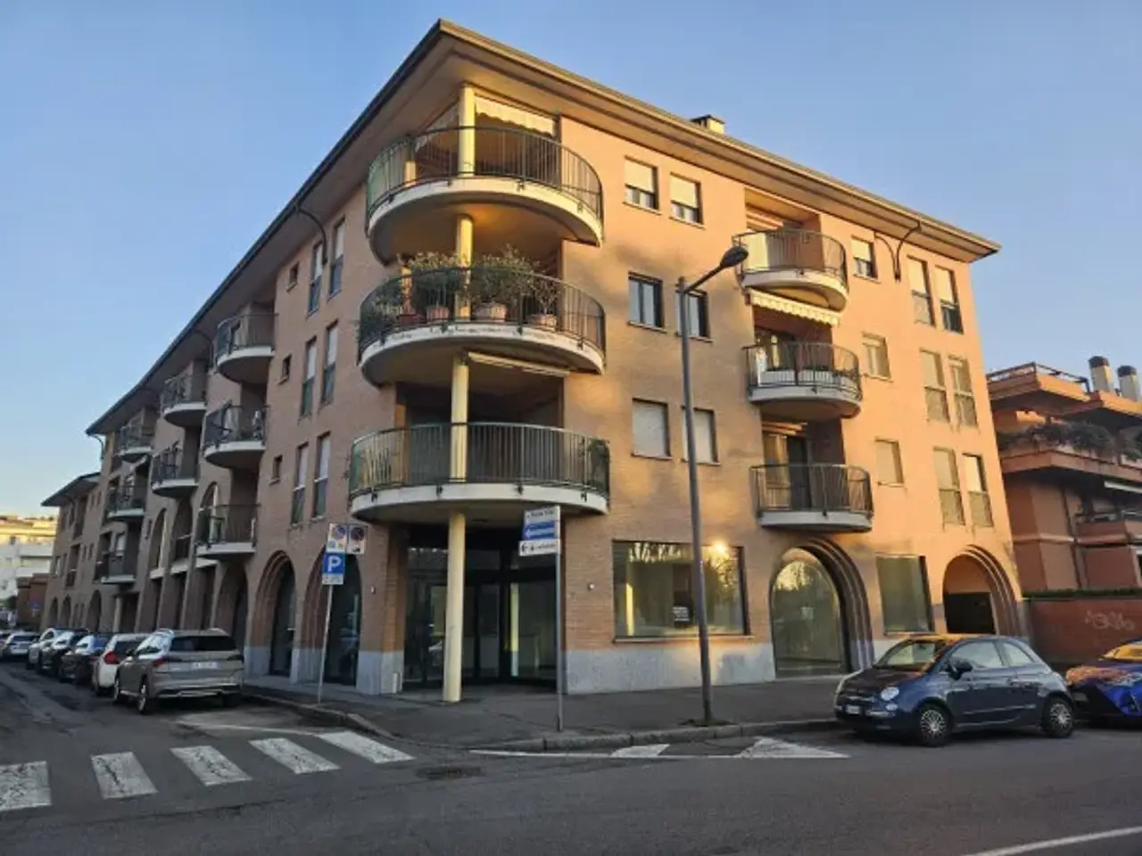 Negozio in Viale Cesare Battisti 39, Treviglio, {3} - Foto 1