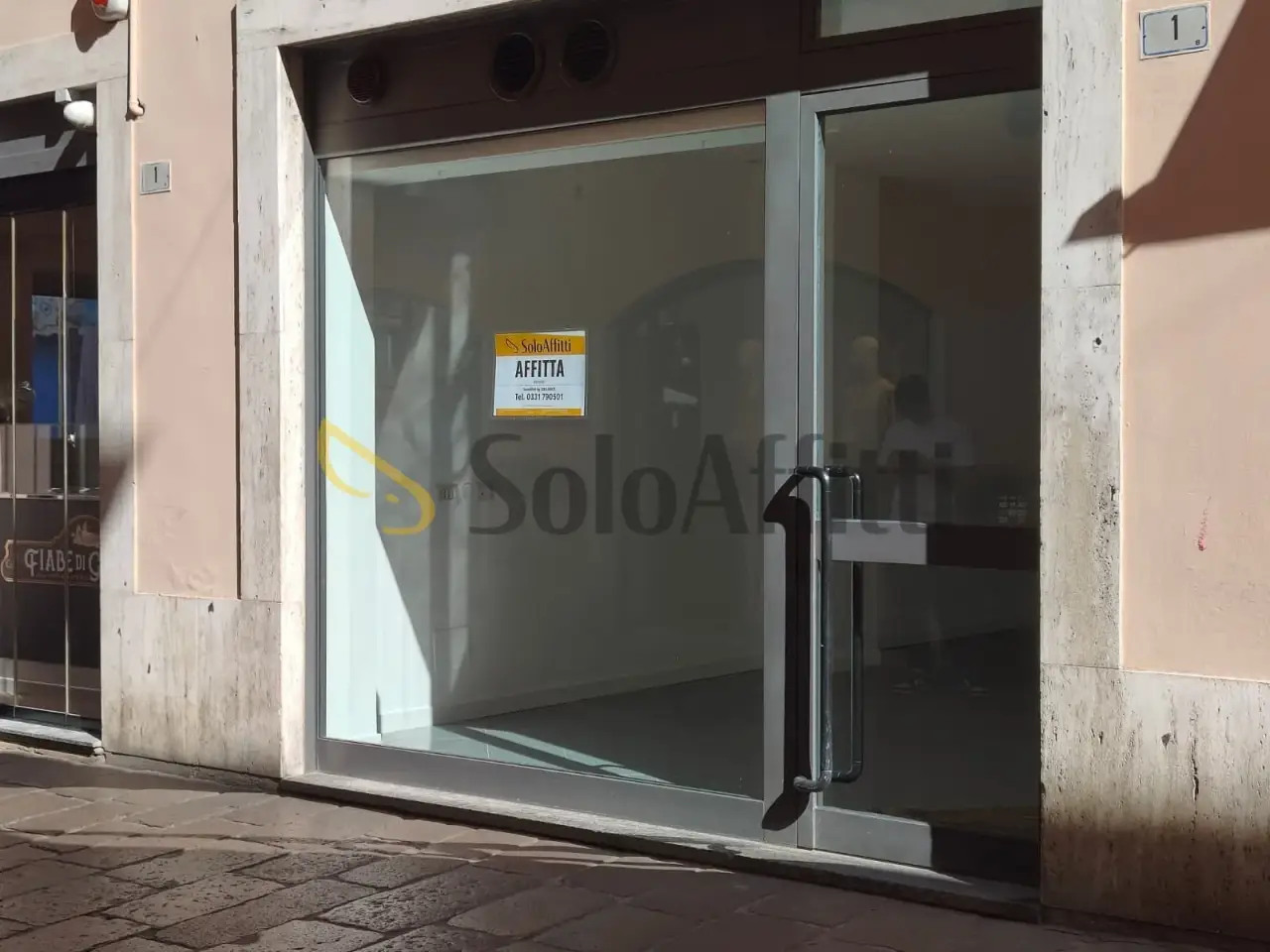 Negozio in Via Camillo Benso Cavour 1b, Busto Arsizio, {3} - Foto 2