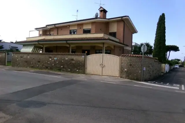 Mansion in Stradone Sant'Anastasio 138, Anzio - Photo 1