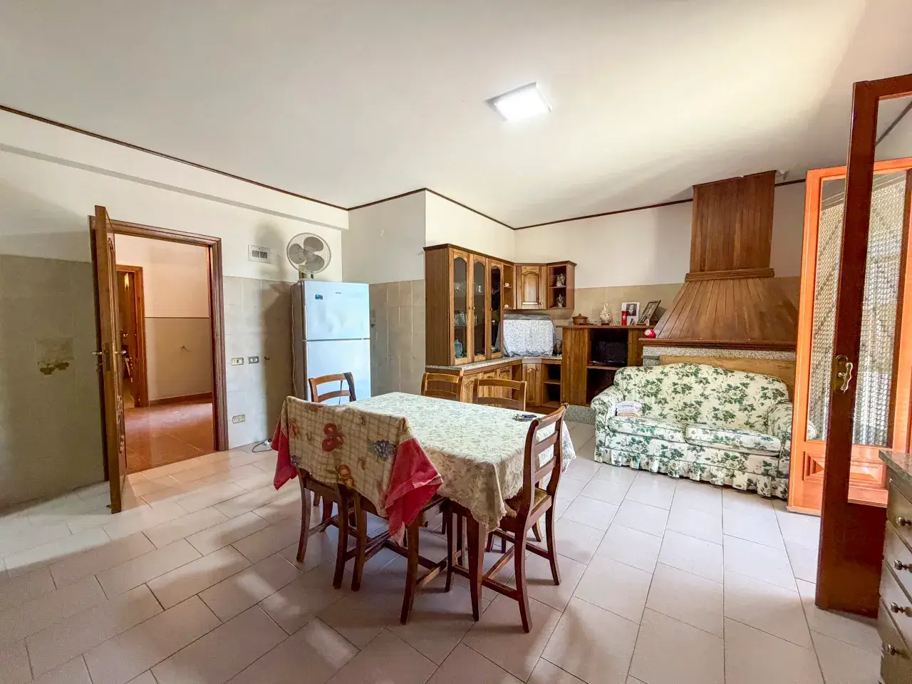 Palazzina commerciale in Via Alcide De Gasperi 25, Casapesenna, {3} - Foto 1