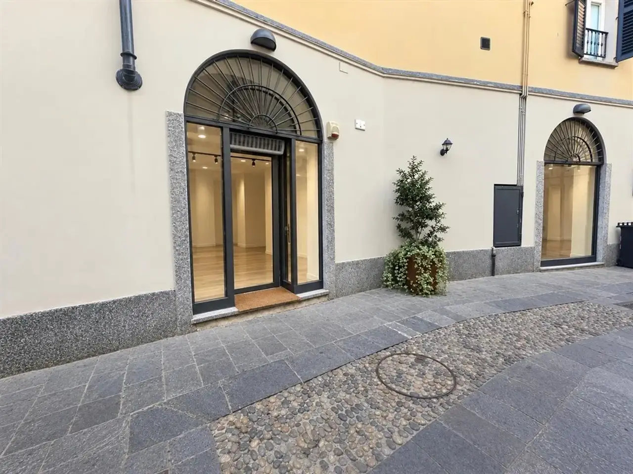 Negozio in Via Cattaneo 1, Varese, {3} - Foto 1