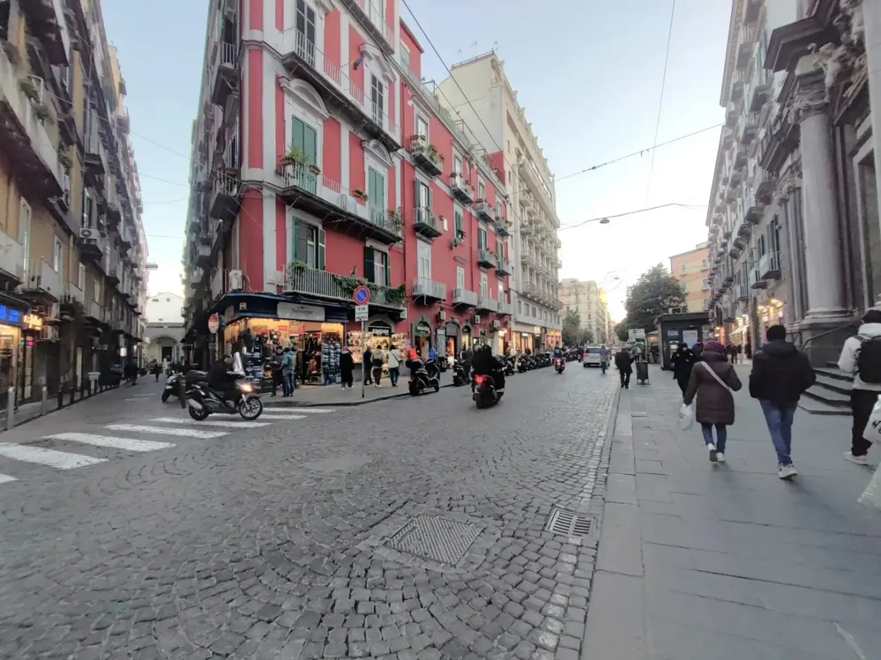 Negozio in Via Tommaso Caravita , Napoli, {3} - Foto 2