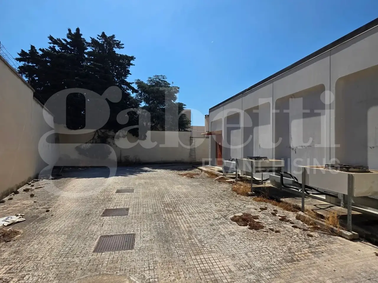 Palazzina commerciale in Nazario Sauro 10, Tuglie, {3} - Foto 2
