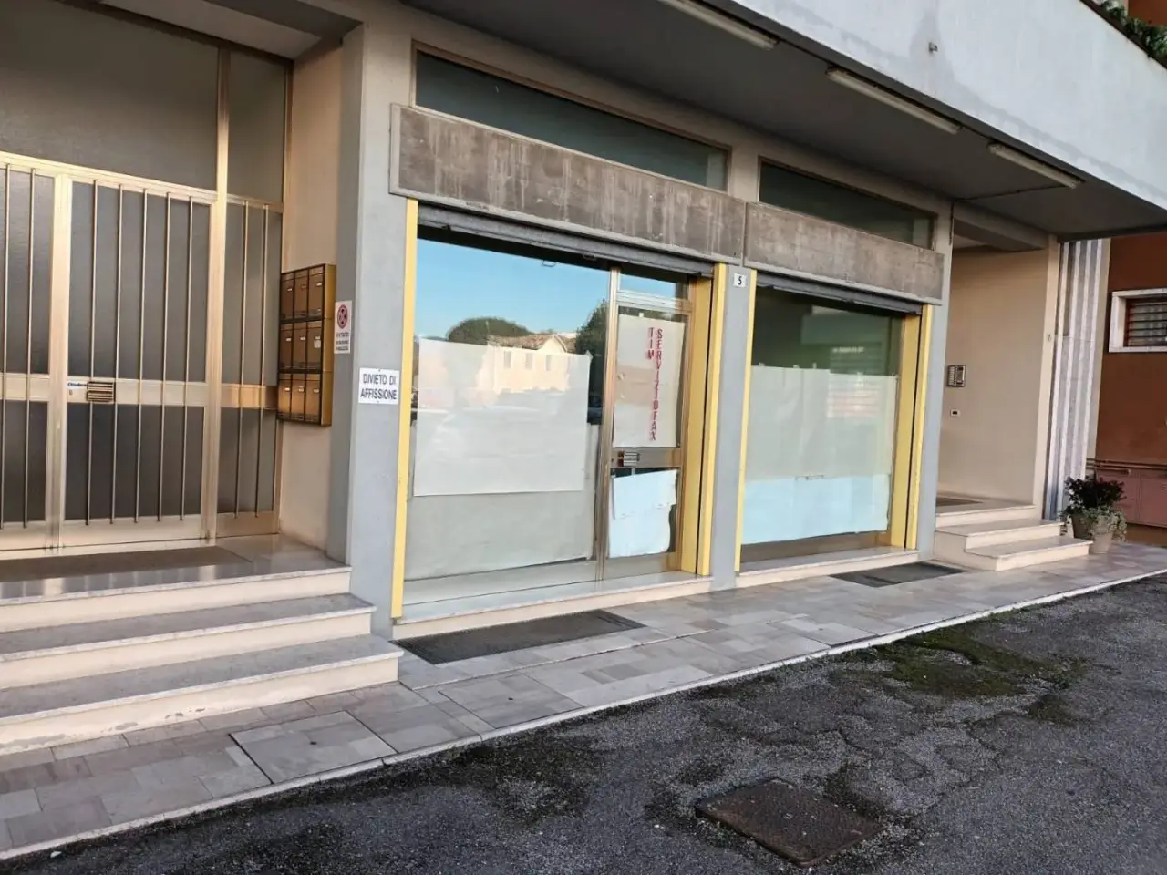 Negozio in Via Don Luigi Sturzo, Caerano Di San Marco, {3} - Foto 2