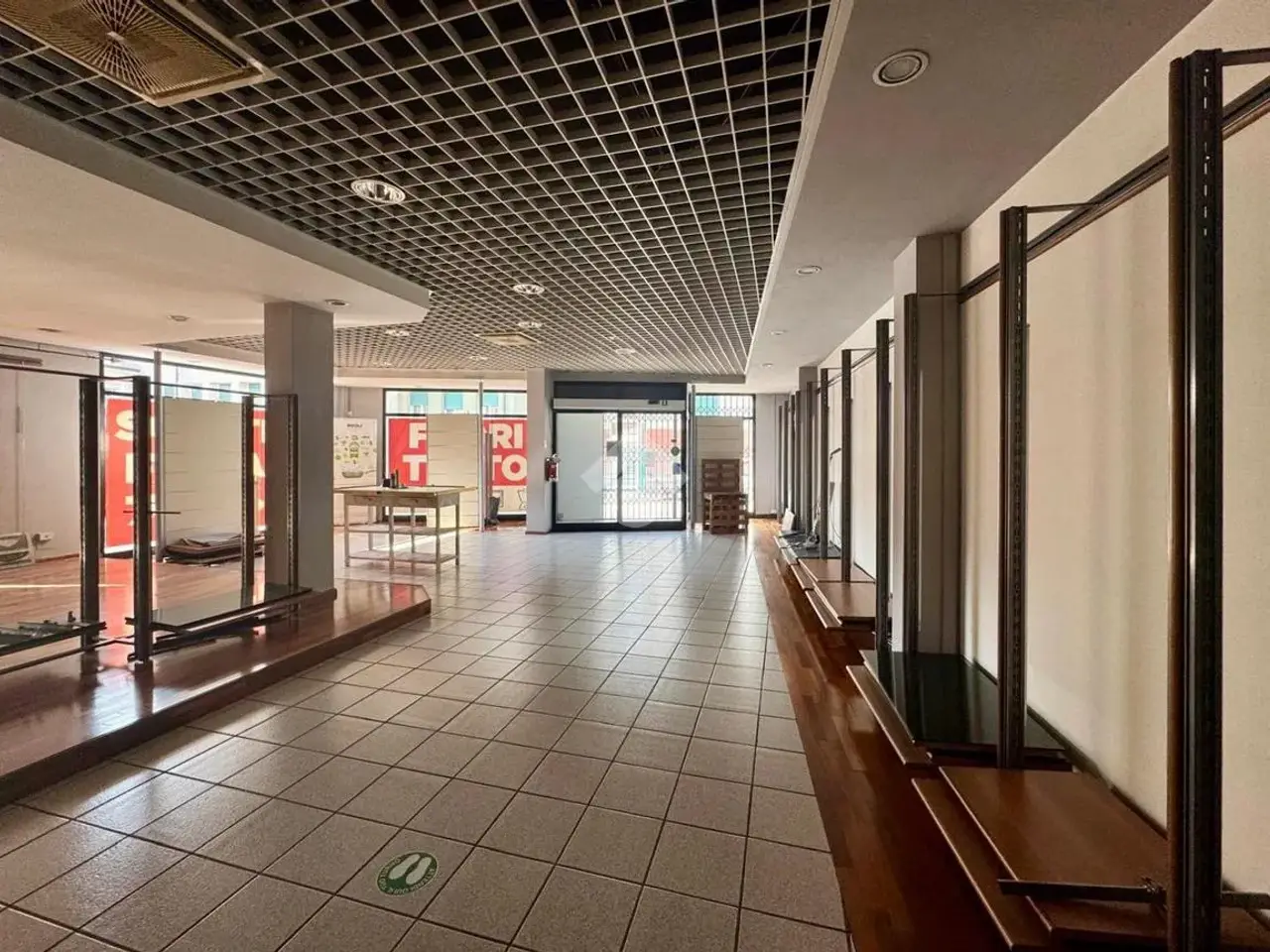 Negozio in Via Madonnina 32, Villafranca di Verona, {3} - Foto 1