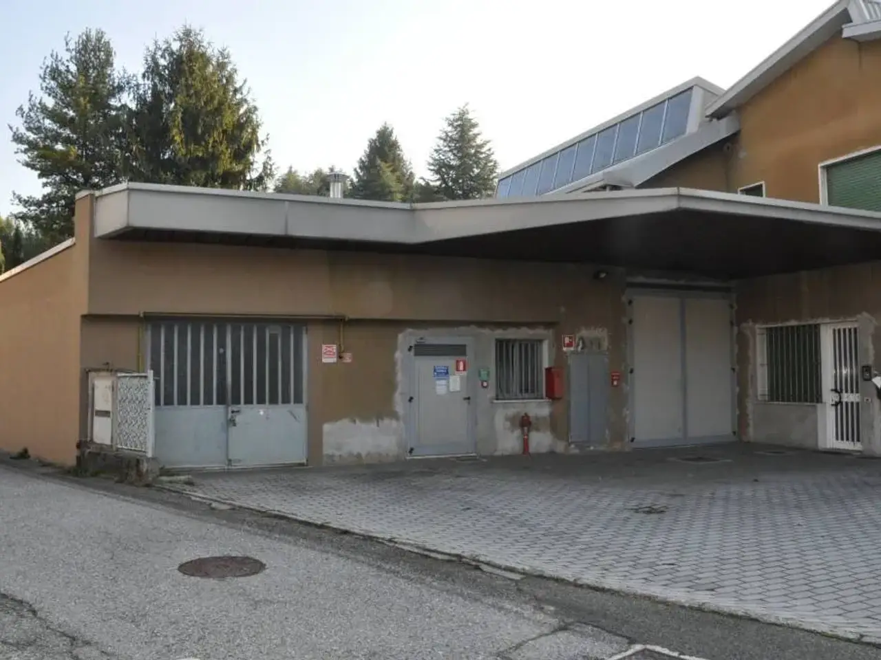 Negozio in Via Alessandro Manzoni, 23845 Costa Masnaga
, Costa Masnaga, {3} - Foto 1