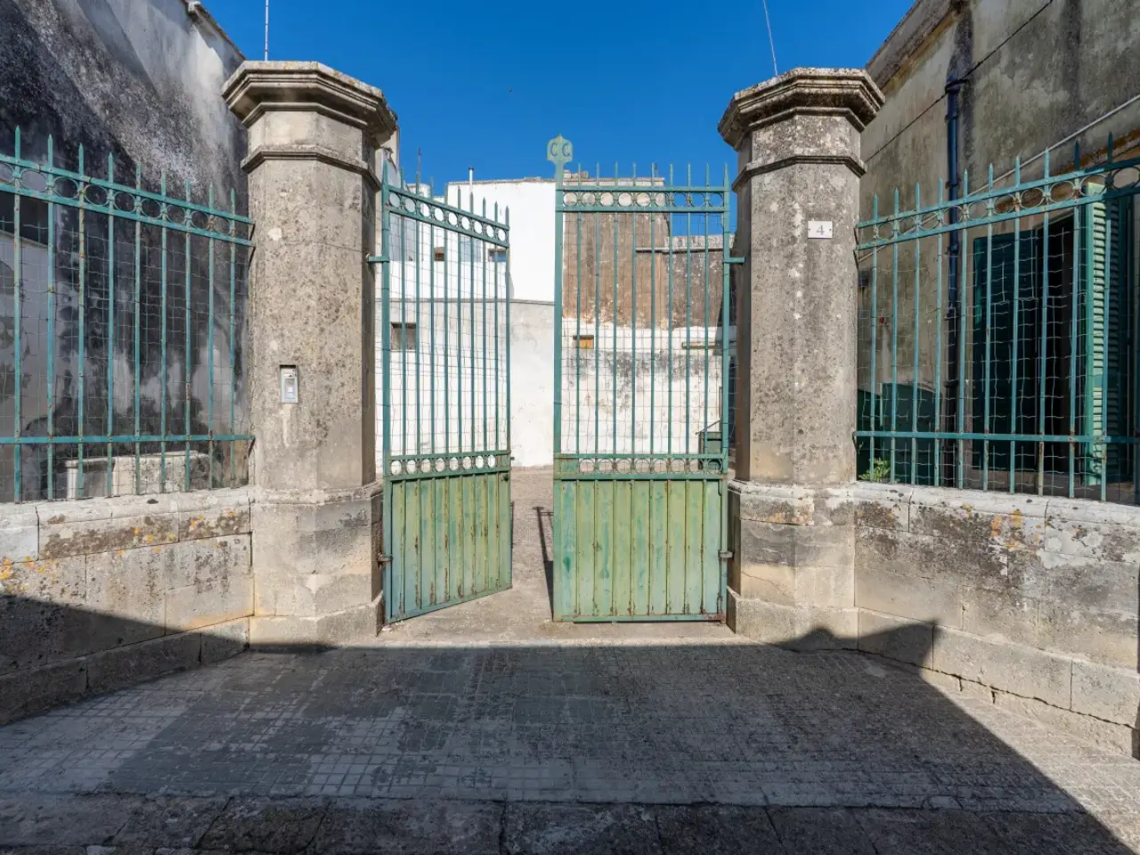 Palazzina commerciale in Via Manieri 4, Carpignano Salentino, {3} - Foto 2