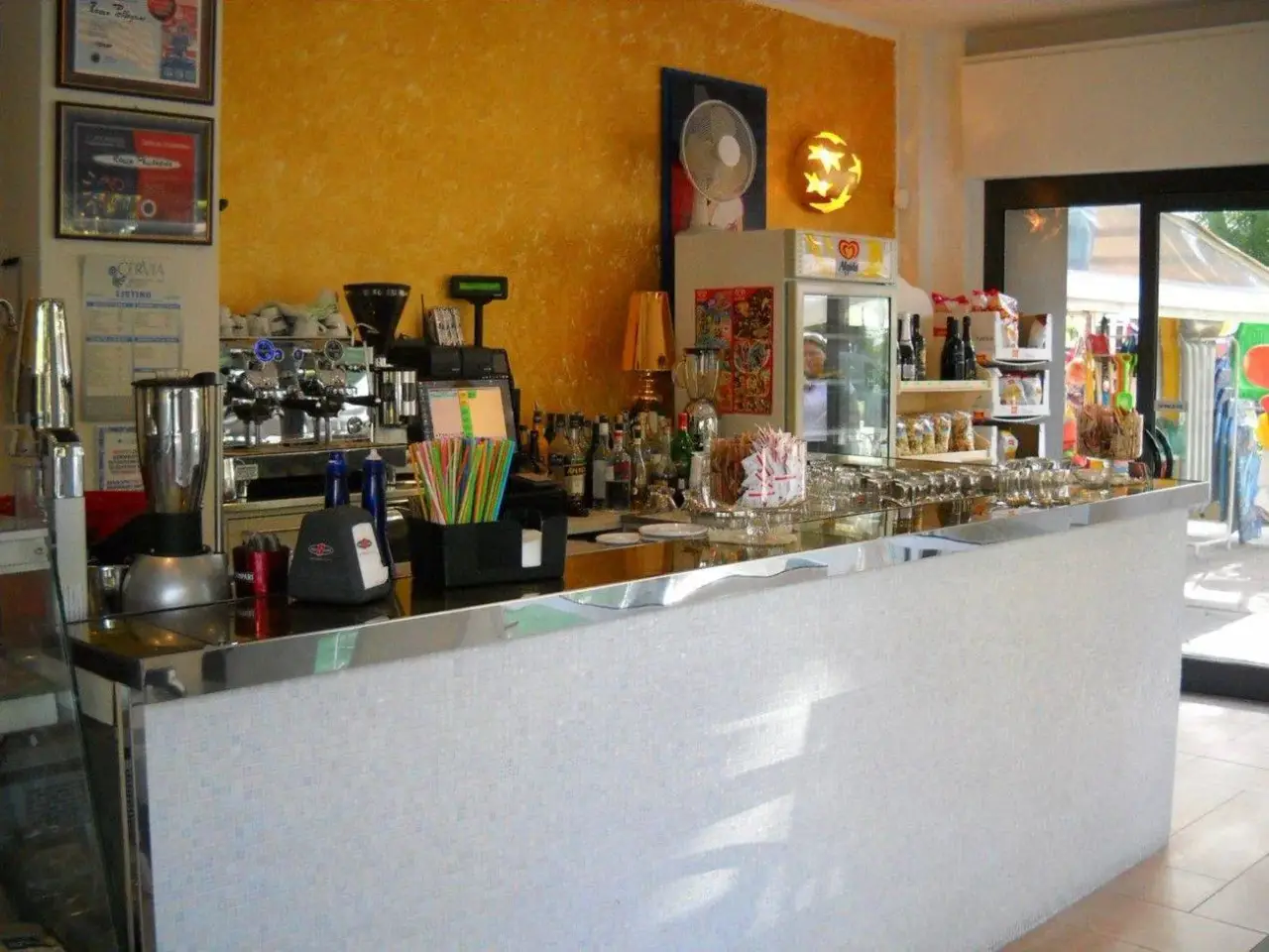 Negozio in Viale 2 Giugno 146, Cervia, {3} - Foto 1