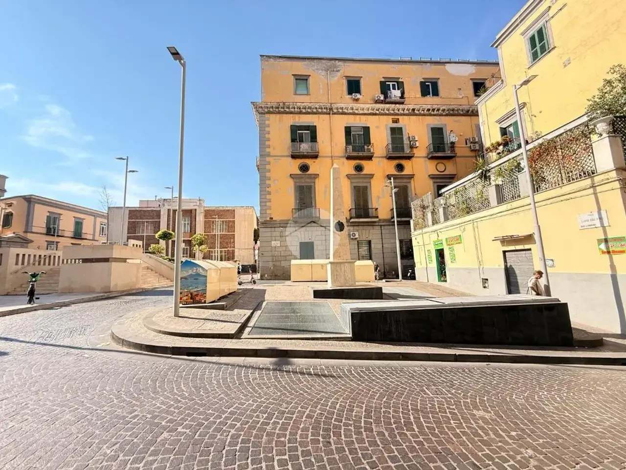 Negozio in Via Gennaro Serra 53, Napoli, {3} - Foto 1