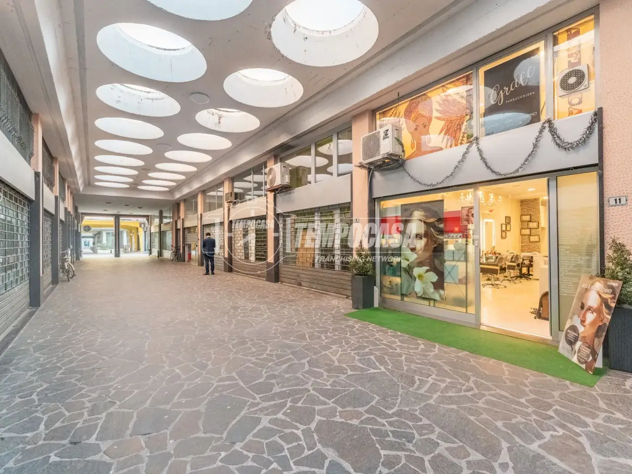 Negozio in Galleria Europa 11, Abbiategrasso, {3} - Foto 2