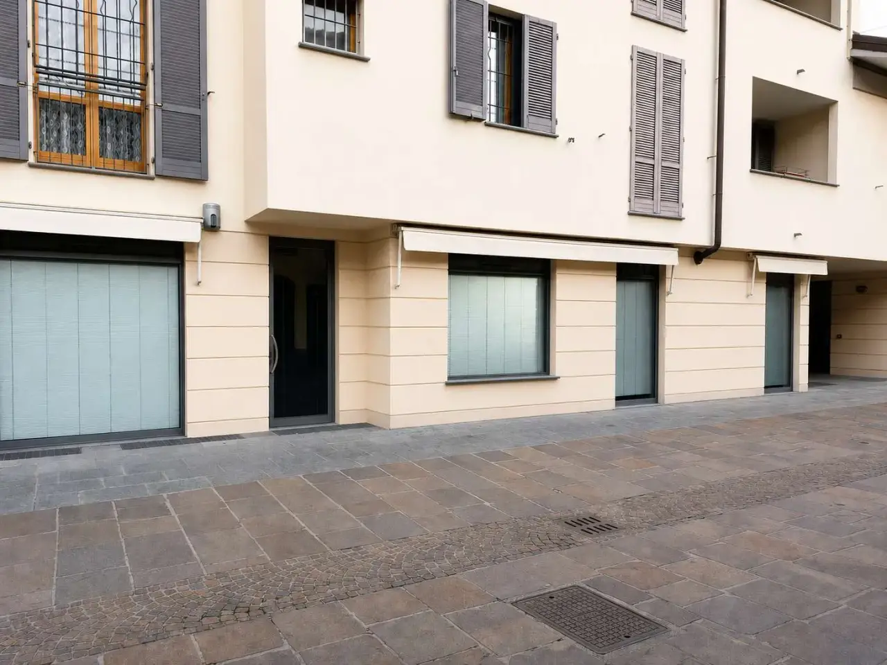 Negozio in Via Bourdillon 18, Cernusco Sul Naviglio, {3} - Foto 2
