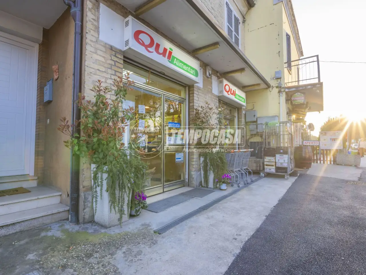 Negozio in Piazzale Salvo d'Acquisto, Macerata, {3} - Foto 1