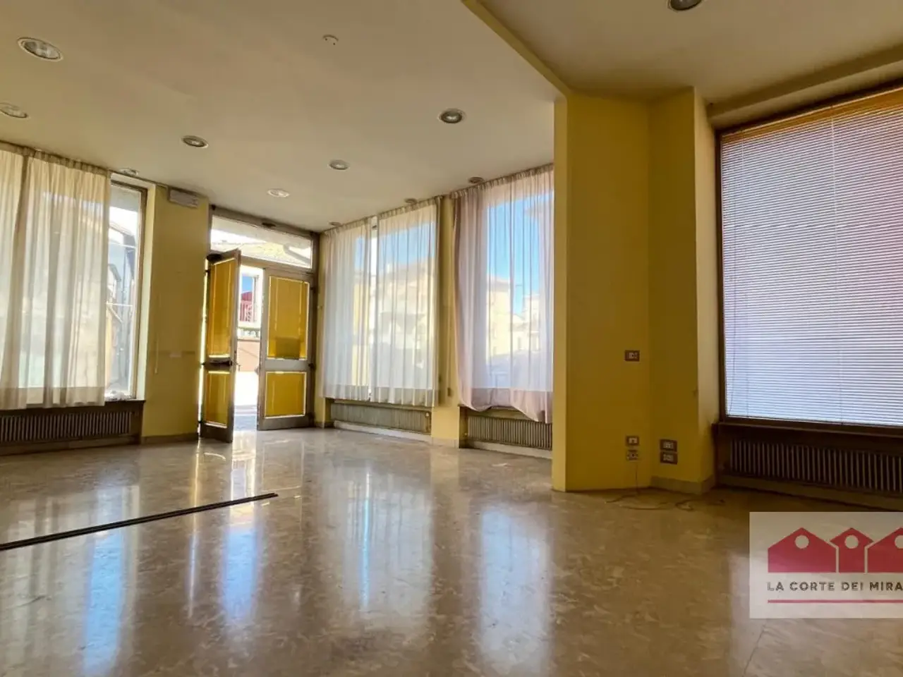Negozio in Viale Battaglione Framarin 27, Vicenza, {3} - Foto 1