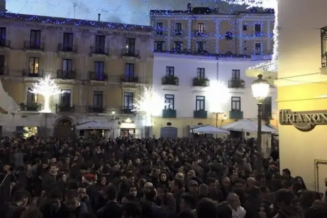 Geschäft in Piazza Flavio Gioia 26, Salerno - Foto 1