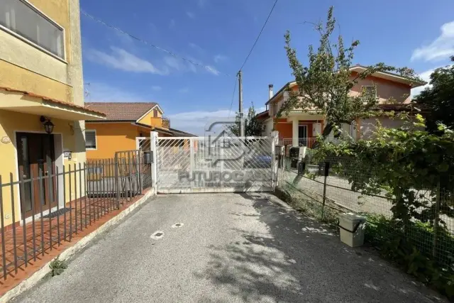 Detached house in {3}, - Photo 1