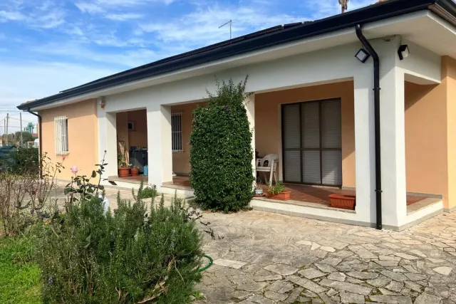 Villa in Via Ersilia Caetani 1, Latina - Foto 1