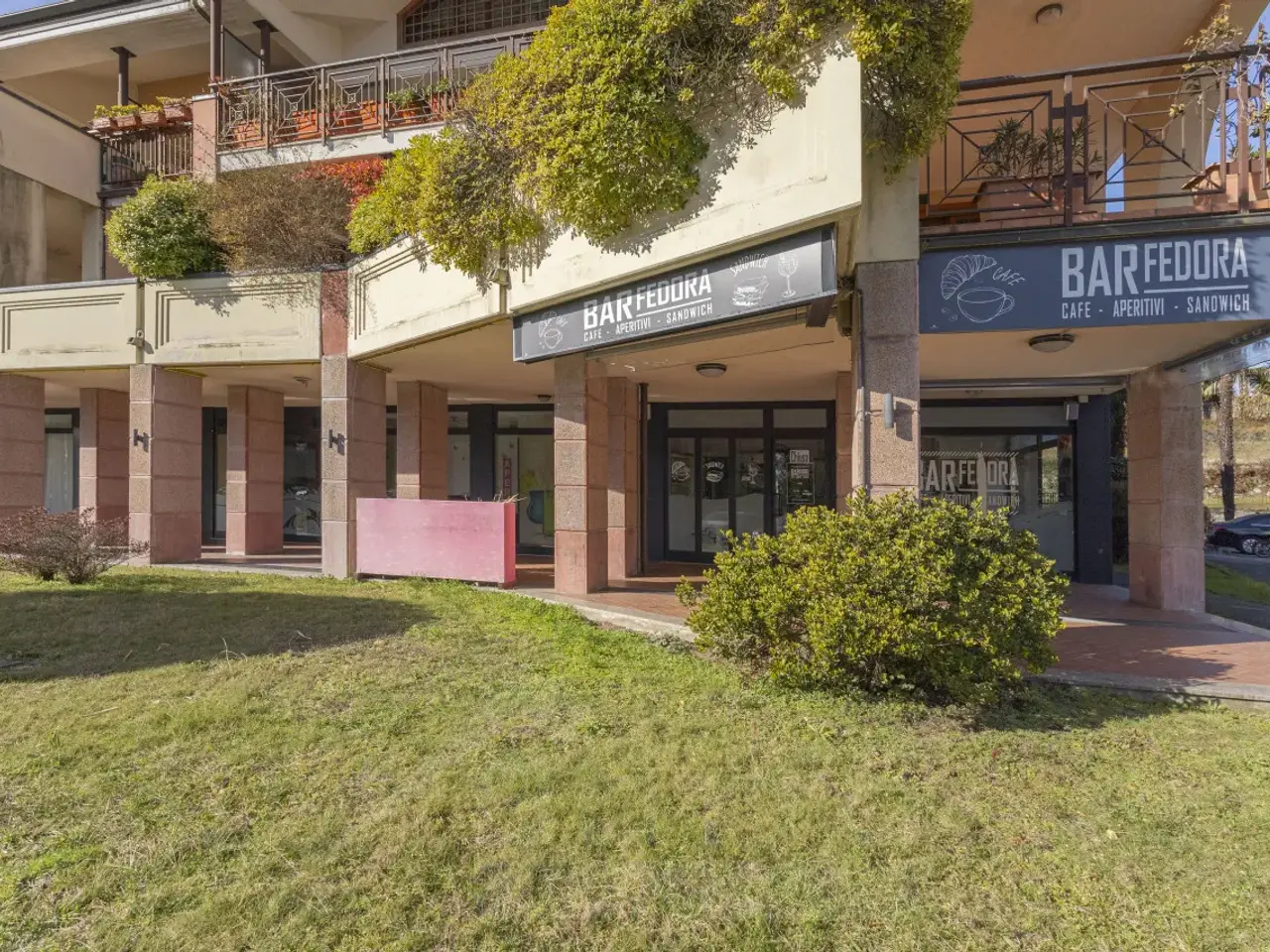 Esercizio commerciale in Via Strada Nazionale Sempione Oltrefiume 3, Baveno, {3} - Foto 1