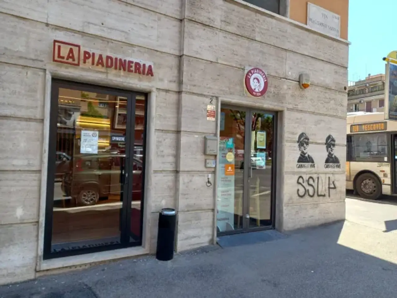 Negozio in Piazza Vescovio, Roma, {3} - Foto 1