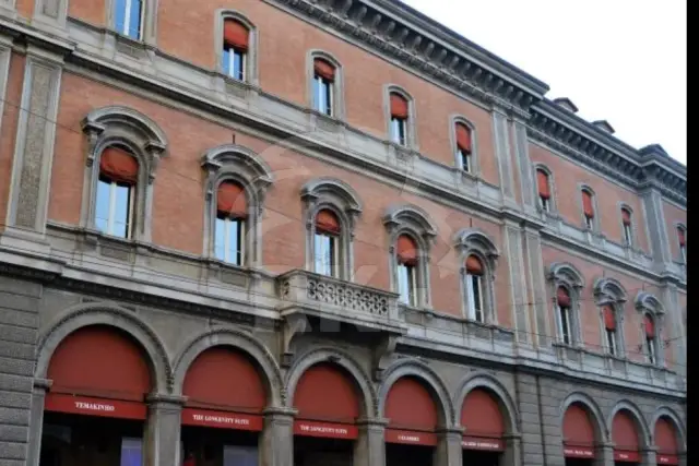 Shop in Piazza Minghetti 1d, Bologna - Photo 1