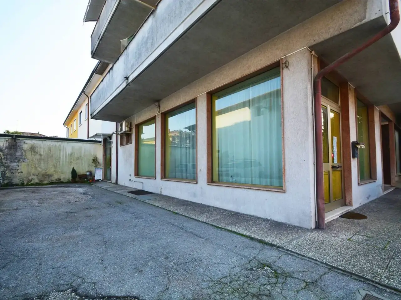 Locale commerciale in Viale Battaglione Framarin 35, Vicenza, {3} - Foto 1