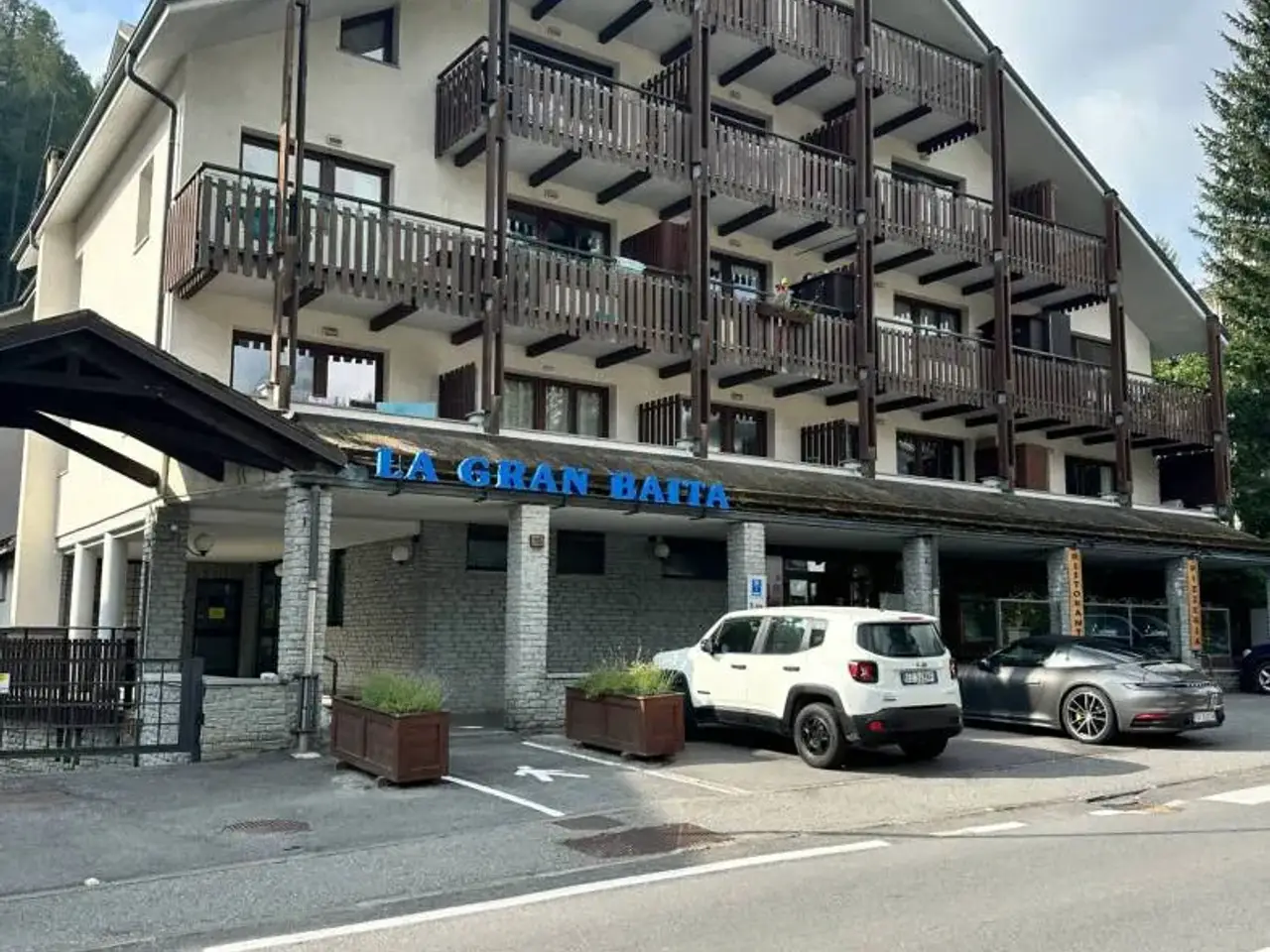 Locale commerciale in Viale della Vittoria,Bardonecchia, Bardonecchia, {3} - Foto 1