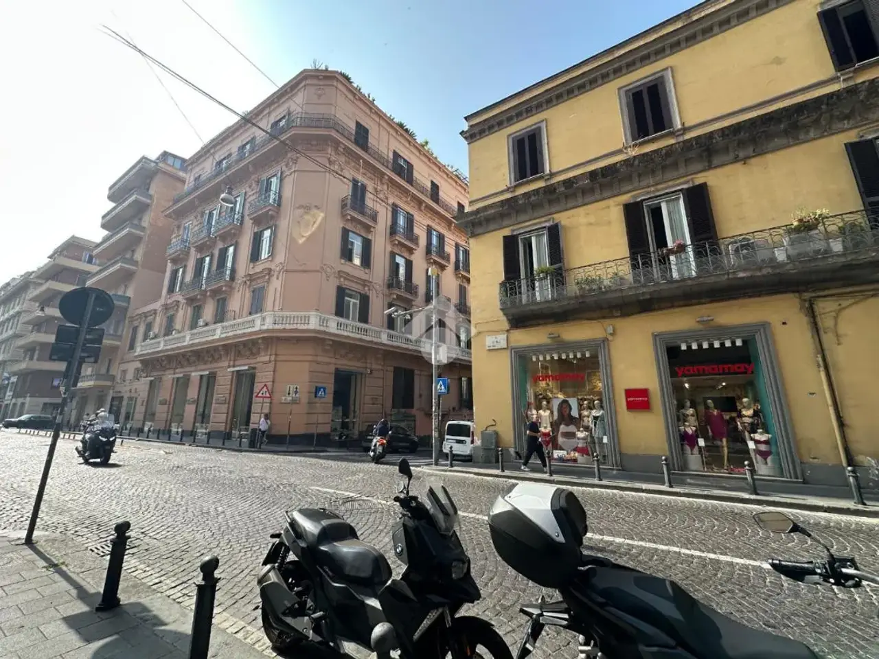 Negozi e locali in Affitto, a San Ferdinando, Pizzofalcone, Monte