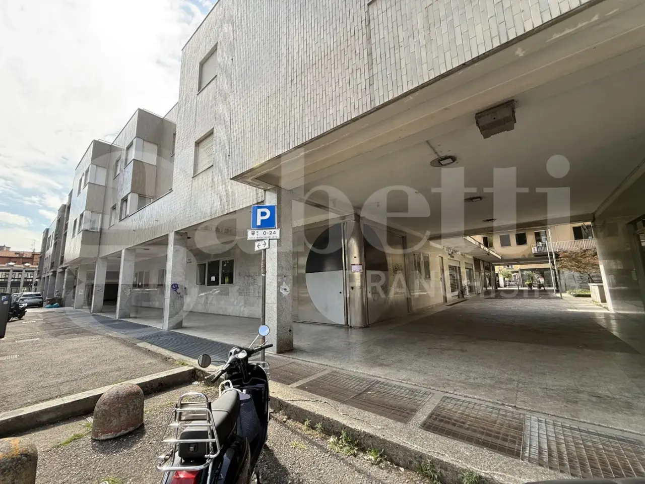 Negozio in Piazza De Gasperi 26, Saronno, {3} - Foto 1