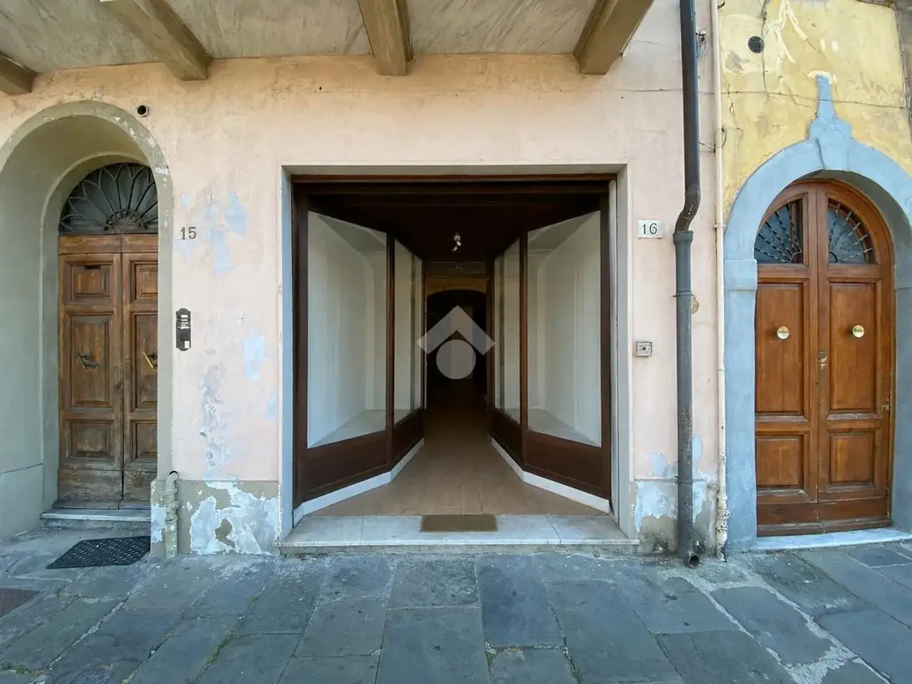 Negozio in Lungarno Gambacorti 16, Pisa, {3} - Foto 1