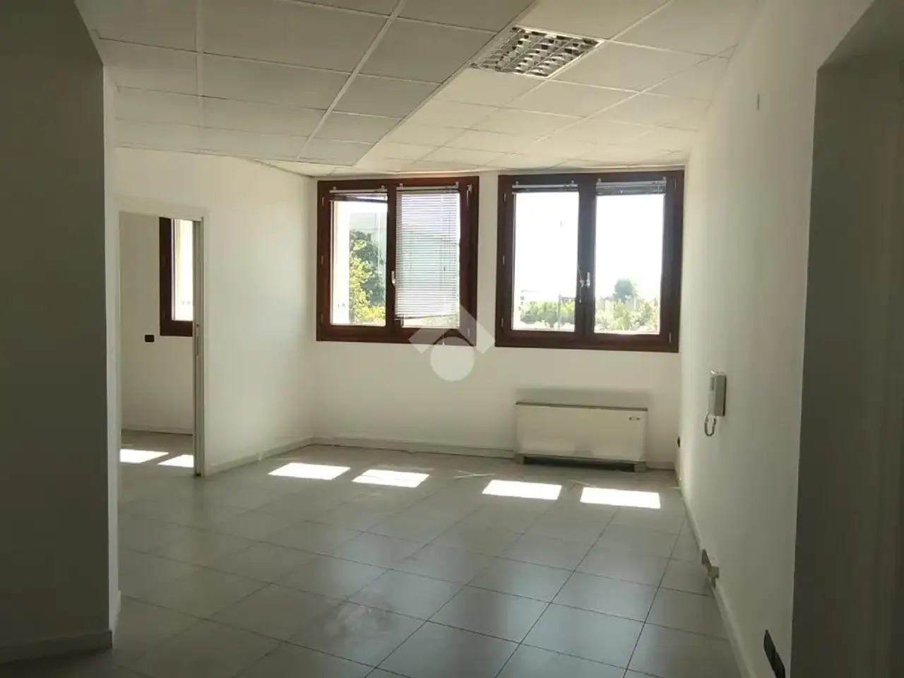 Ufficio in Via Gaudenzio Ferrari 25, Saronno, {3} - Foto 1