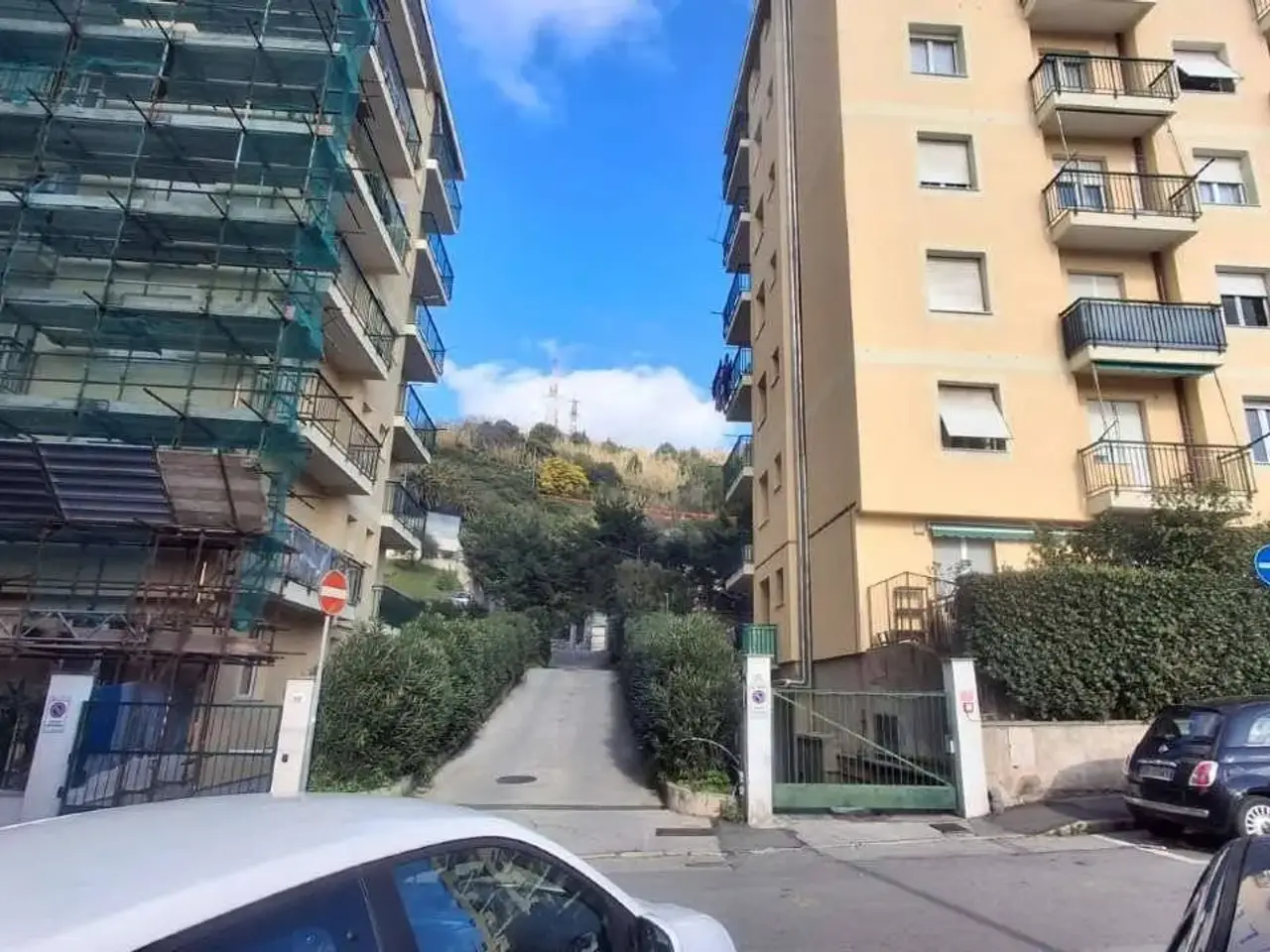 Parcheggio chiuso in Via dell'Acciaio, Genova, {3} - Foto 1