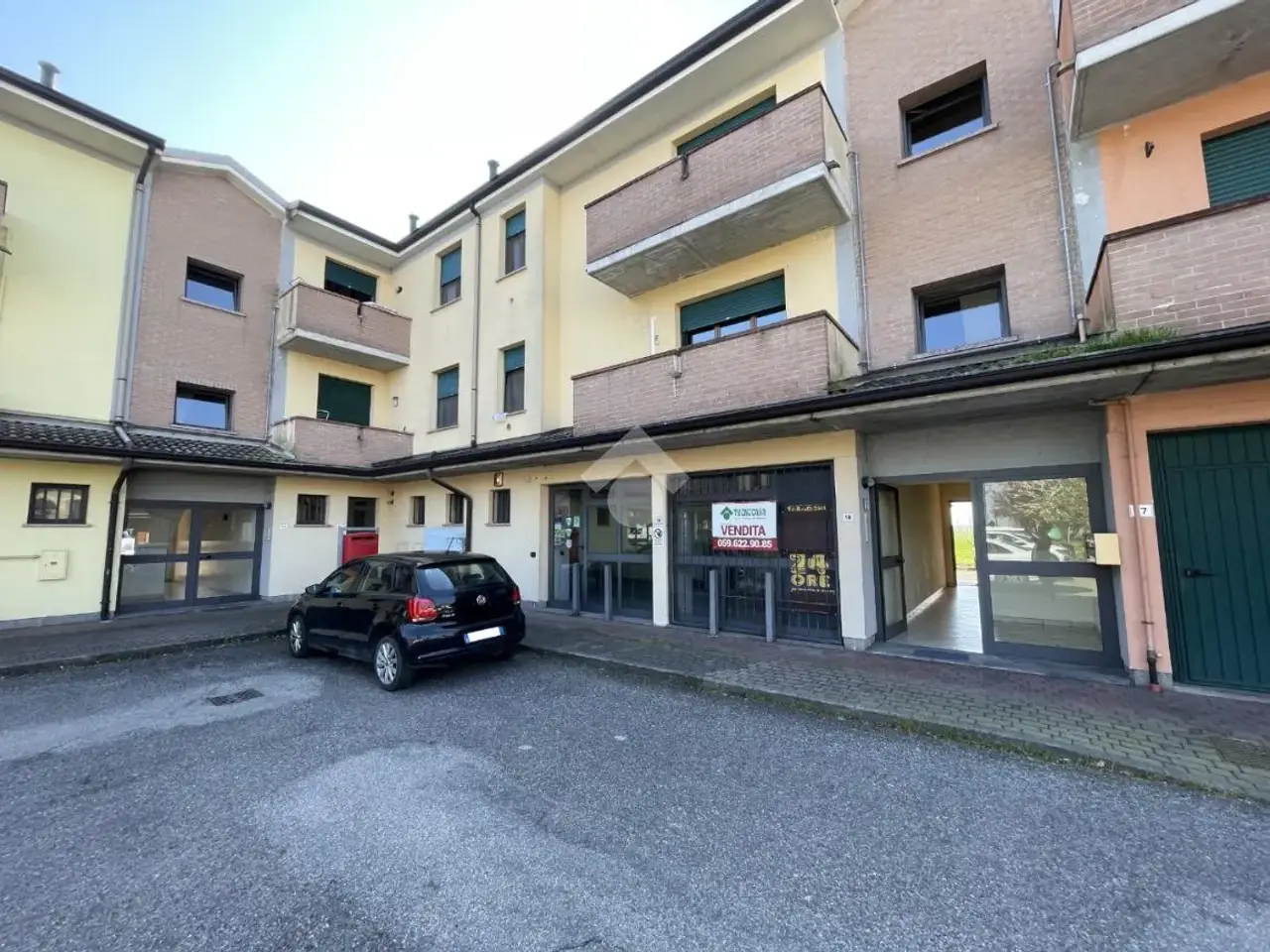 Negozio in Piazza Paride Torelli 18, Reggiolo, {3} - Foto 2