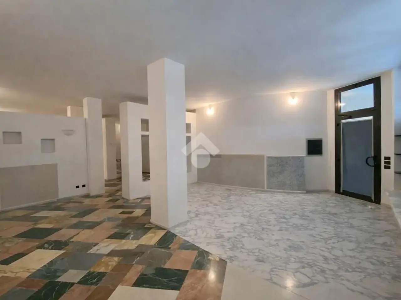 Negozio in Piazza Europa Unita 35, Castelfranco Veneto, {3} - Foto 1