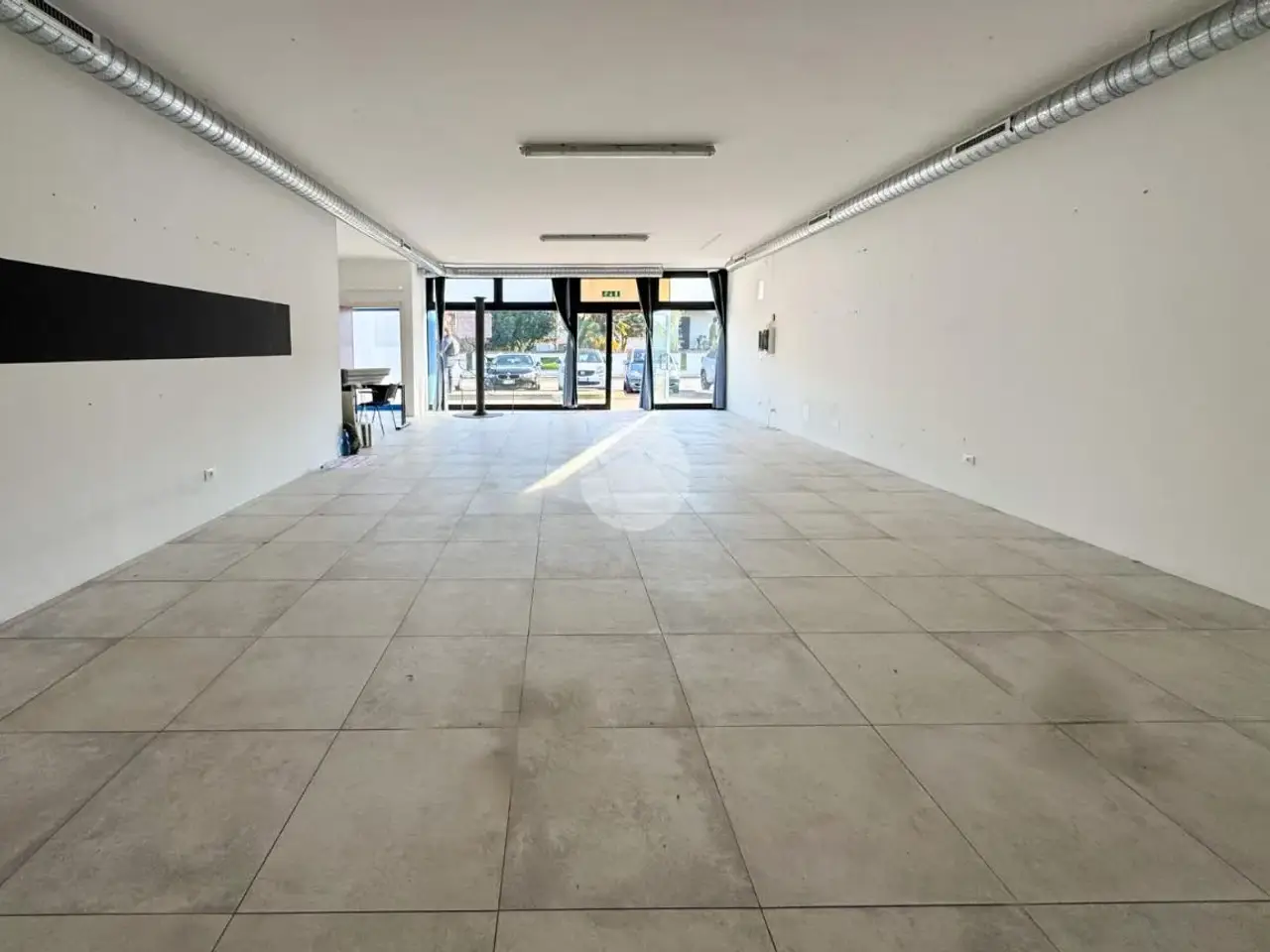 Negozio in Via Francesco Petrarca 16, Porto Mantovano, {3} - Foto 1
