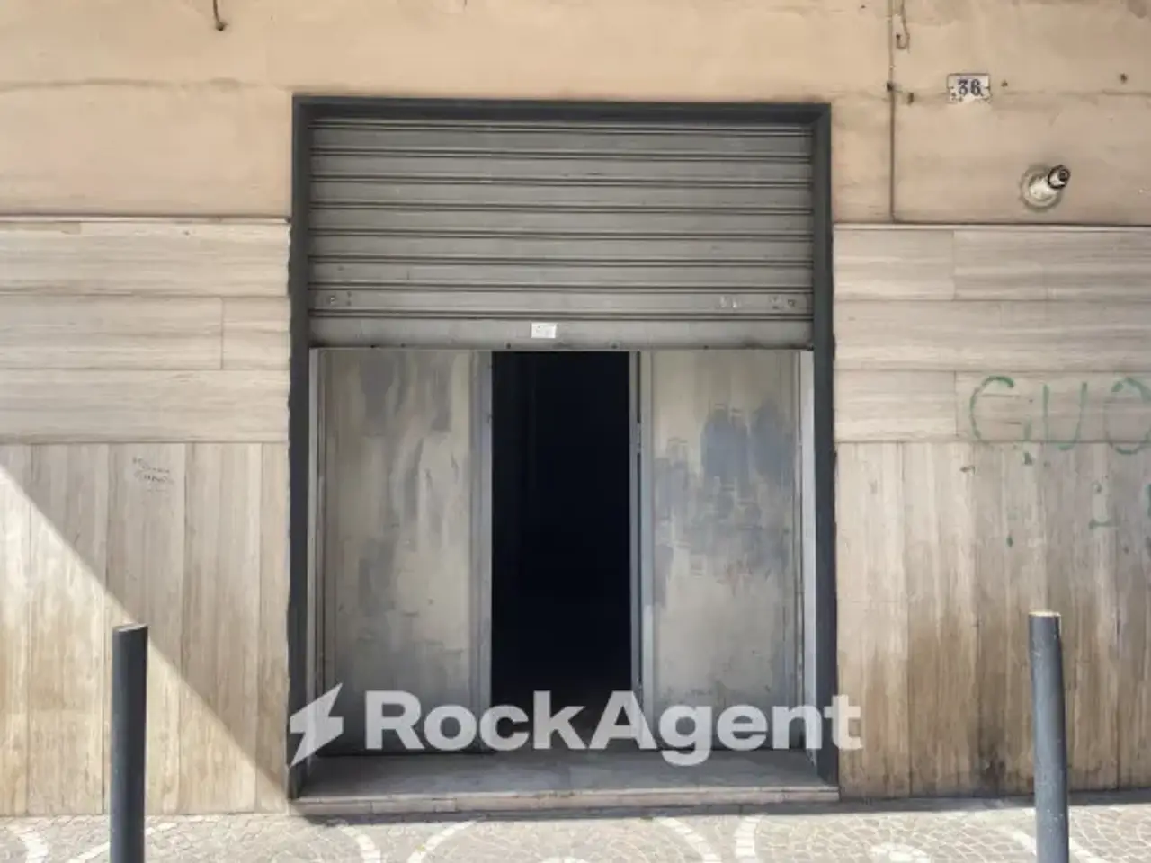Negozio in Via Cavalieri di Vittorio Veneto 36, Arzano, {3} - Foto 1