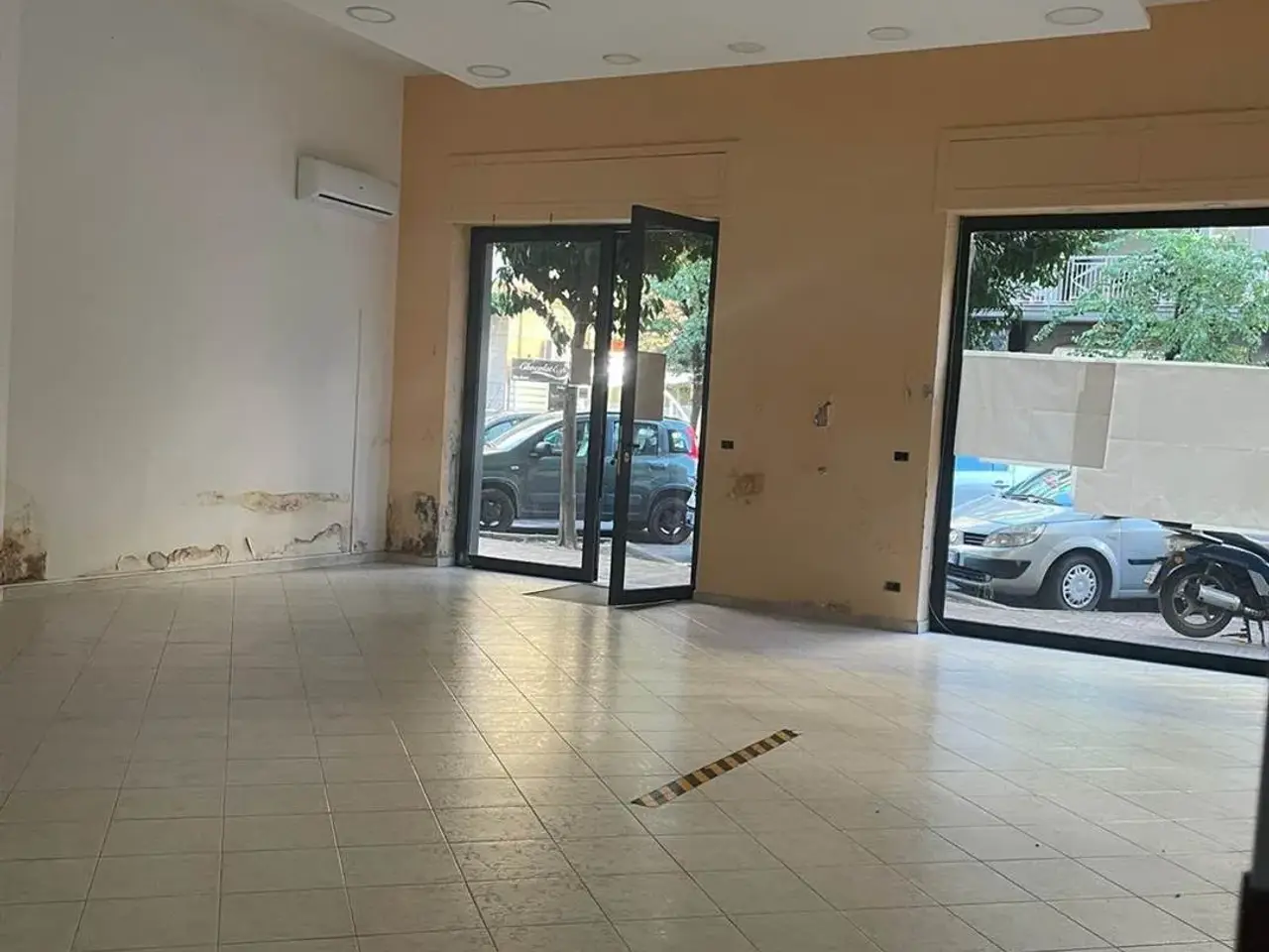 Negozio in Via Mobilio, Salerno, {3} - Foto 2