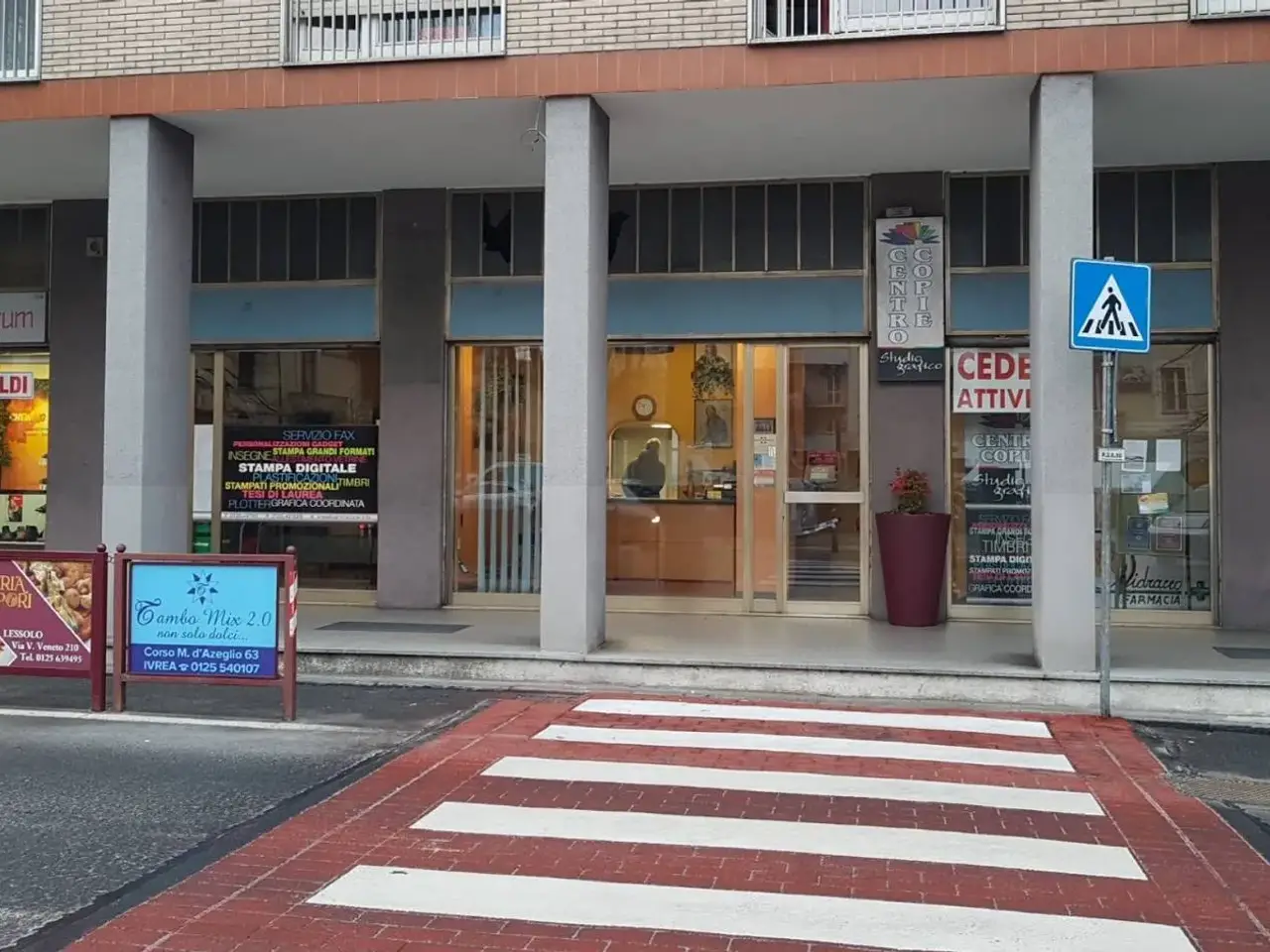 Locale commerciale in Piazza Alfonso La Marmora 9, Ivrea, Ivrea, {3} - Foto 2