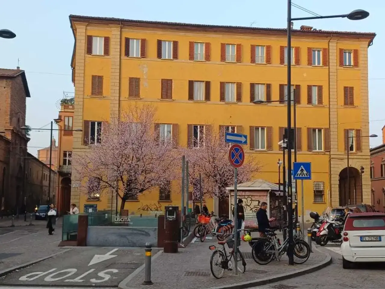 Parcheggio chiuso in Via d'Azeglio, Bologna, {3} - Foto 1