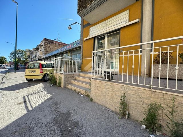 Geschäft in Via Caserta al Bravo 41, Napoli - Foto 1