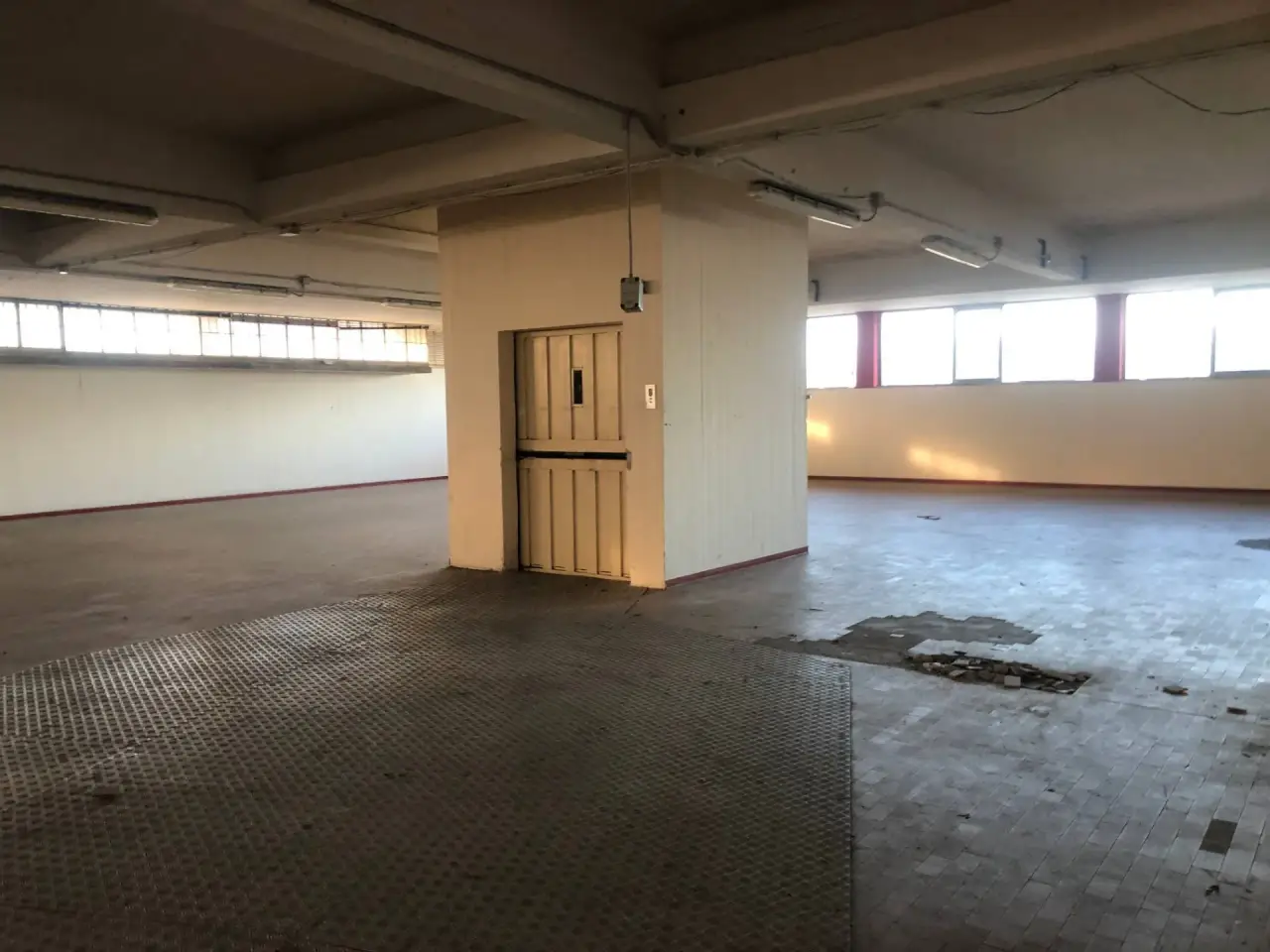 Esercizio commerciale in Via Tosco Romagnola Snc, Pontedera, {3} - Foto 2