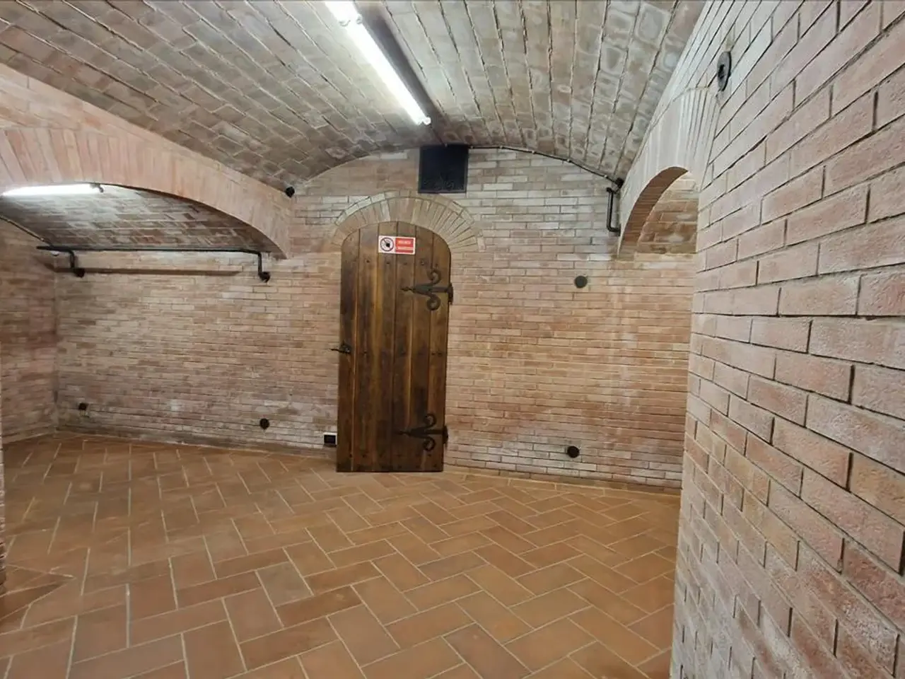 Locale commerciale in Via Giovanni Duprè 28, Siena, {3} - Foto 1