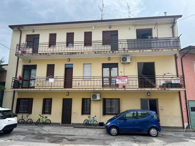 3-room flat in Via Cesare Battisti, Montichiari - Photo 1