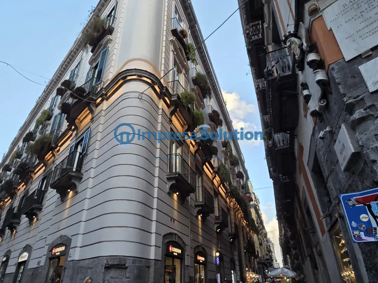 Magazzino in Via Maddaloni, Napoli, {3} - Foto 1