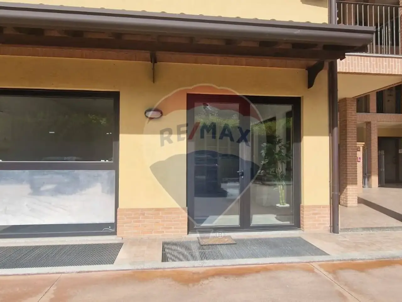 Negozio in Via Luciano Manara 2, Arsago Seprio, {3} - Foto 2
